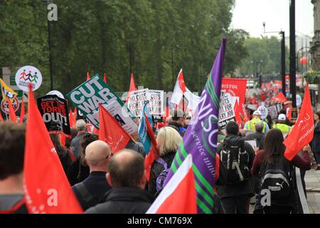 Londra, Regno Unito. Xx Ottobre 2012 il principale TUC marzo fluisce giù Piccadilly verso il rally in Hyde Park. Migliaia si sono riuniti nel centro di Londra per unirsi al marzo 'un futuro che funziona' organizzata dalla TUC. Credito: Nelson pereira / Alamy Live News Foto Stock