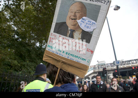 Londra, Regno Unito. Xx Ottobre 2012. Londra REGNO UNITO. Migliaia di membri dell'Unione e gli attivisti marzo contro il governo di austerità e tagli in un marzo organizzata dai sindacati congresso Foto Stock