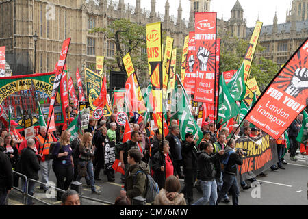 Membri della RMT Unione marzo oltre le case del Parlamento durante il TUC anti-austerità marzo. Foto Stock