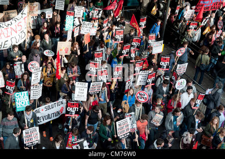 Londra, Regno Unito. Xx Ottobre 2012. 20/10/2012, Londra UK. Dimostranti a piedi sotto Hungerford bridge sul Victoria Embankment come sindacati stadio a proteste di massa contro il governo del Regno Unito di tagli di austerità. Un marzo attraverso il centro di Londra è culminato in un rally in Hyde Park Foto Stock