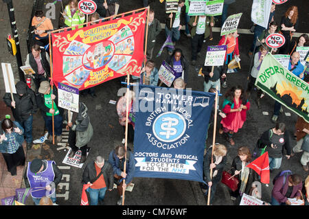 20/10/2012, Londra UK. Unione banner volare come TUC stadio a proteste di massa contro il governo del Regno Unito di tagli di austerità. Un marzo attraverso il centro di Londra è culminato in un rally in Hyde Park. Foto Stock