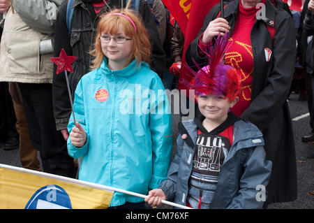 20/10/2012, Londra UK. Marzo i bambini con le loro famiglie come i sindacati stadio a proteste di massa contro il governo del Regno Unito di tagli di austerità. Un marzo attraverso il centro di Londra è culminato in un rally in Hyde Park Foto Stock