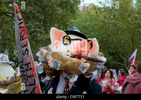 20/10/2012, Londra UK. I sindacati stadio a proteste di massa contro il governo del Regno Unito di tagli di austerità. Un marzo attraverso il centro di Londra è culminato in un rally in Hyde Park Foto Stock