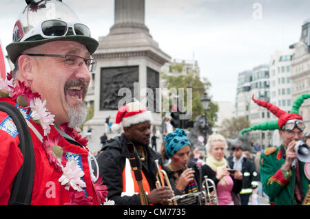 20/10/2012, Londra UK. Costume i musicisti si esibiscono in Trafalgar Square come sindacati stadio a proteste di massa contro il governo del Regno Unito di tagli di austerità. Un marzo attraverso il centro di Londra è culminato in un rally in Hyde Park Foto Stock