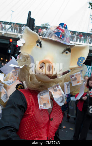 20/10/2012, Londra UK. I sindacati stadio a proteste di massa contro il governo del Regno Unito di tagli di austerità. Un marzo attraverso il centro di Londra è culminato in un rally in Hyde Park Foto Stock