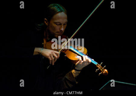 Acclamato a livello internazionale Progetto Ecstasy quintet presenta composizioni proprie che combina jazz e musica classica contemporanea di un sofisticato pubblico al Teatr accademico nella parte bohèmien di Varsavia, la capitale della Polonia. Rafal Gorzycki su tamburi, Tomasz Pawlicki - flauto, Pawel Nowicki - vibrafono, Pawel Urowski - contrabbasso, Lukasz Gorewicz - violino. Foto Stock