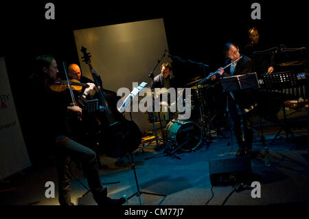 Acclamato a livello internazionale Progetto Ecstasy quintet presenta composizioni proprie che combina jazz e musica classica contemporanea di un sofisticato pubblico al Teatr accademico nella parte bohèmien di Varsavia, la capitale della Polonia. Rafal Gorzycki su tamburi, Tomasz Pawlicki - flauto, Pawel Nowicki - vibrafono, Pawel Urowski - contrabbasso, Lukasz Gorewicz - violino. Foto Stock