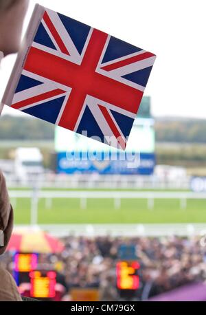 Ascot, Regno Unito. 20 ottobre, 2012. Una ventola racing onde i Unione Jack su British Champions giorno a Ascot Foto Stock