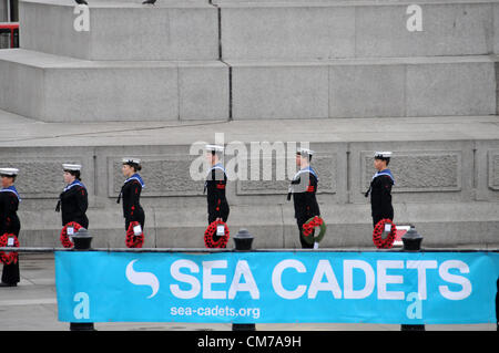 Trafalgar Square, Londra, Regno Unito. Il 21 ottobre 2012. Mare Cadetti tenere ghirlande. Il mare di cadetti evento annuale, Trafalgar giorno è tenuto in onore di Ammiraglio Lord Nelson la vittoria nella battaglia di Trafalgar nel 1805. Foto Stock