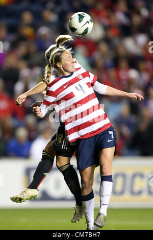 20.10.2012. Chicago, Stati Uniti d'America. Becky Sauerbrunn (USA) (4) capi la palla lontano da Svenja Huth (GER) (18). Gli Stati Uniti Nazionale Femminile ha giocato la Germania Nazionale Femminile al Toyota Park di Bridgeview, Illinois da una donna in una amichevole internazionale partita di calcio. La partita si è conclusa in un 1-1 cravatta. Foto Stock