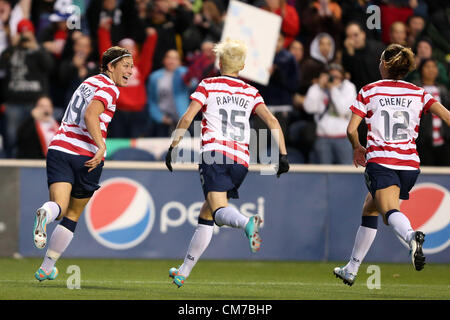 20.10.2012. Chicago, Stati Uniti d'America. Abby Wambach (USA) (14) celebra il suo obiettivo con Megan Rapinoe (USA) (15) e Lauren Cheney (USA) (12). Gli Stati Uniti Nazionale Femminile ha giocato la Germania Nazionale Femminile al Toyota Park di Bridgeview, Illinois da una donna in una amichevole internazionale partita di calcio. La partita si è conclusa in un 1-1 cravatta. Foto Stock