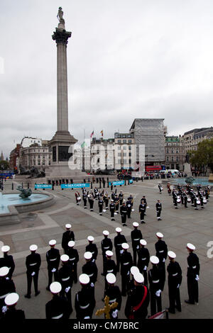 Il 21 ottobre 2012. Il mare di Cadetti Trafalgar annuale parata del giorno che commemora l'Ammiraglio Lord Nelson la vittoria nella battaglia di Trafalgar nel 1805. Trafalgar Square, Londra, Regno Unito. Foto Stock