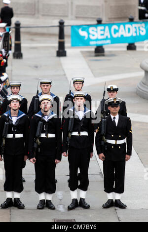 Il 21 ottobre 2012. Il mare di Cadetti Trafalgar annuale parata del giorno che commemora l'Ammiraglio Lord Nelson la vittoria nella battaglia di Trafalgar nel 1805. Trafalgar Square, Londra, Regno Unito. Foto Stock