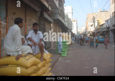 I negozi sono visto chiuso a Jodia Bazar bersaglio dopo l uccisione di un commerciante al suo negozio a Karachi il lunedì 22 ottobre, 2012. Foto Stock