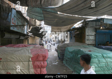 I negozi sono visto chiuso a Jodia Bazar bersaglio dopo l uccisione di un commerciante al suo negozio a Karachi il lunedì, 22 Ottobre 2012 Foto Stock