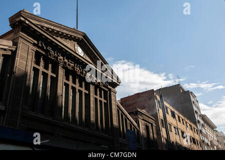 Salonicco, Grecia. Il 22 ottobre 2012. La maggior parte dei negozi nel centro di mercato alimentare di 'Modiano' sono ora chiusi nel nord del porto greco città di Salonicco. Il governo greco si è preparato a testimoniare un voto del parlamento greco del nuovo pacchetto di austerità economica misure di 13,5 miliardi di euro che si prevede di prolungare la recessione in Grecia. Foto Stock