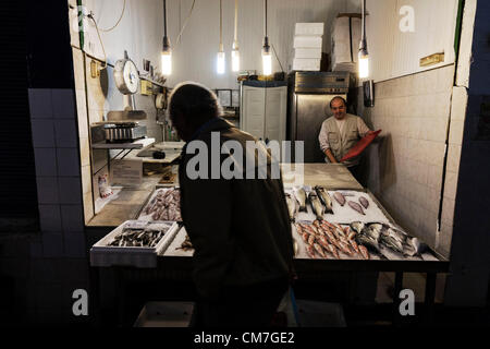 Salonicco, Grecia. Il 22 ottobre 2012. Nick, il proprietario di uno degli ultimi negozi di pesce nel mercato centrale 'Modiano' nel nord del porto greco città di Salonicco. Il governo greco si è preparato a testimoniare un voto del parlamento greco del nuovo pacchetto di austerità economica misure di 13,5 miliardi di euro che si prevede di prolungare la recessione in Grecia. Foto Stock
