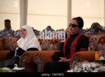 Ottobre 23, 2012 - Khan Yunis, Striscia di Gaza, Territori palestinesi - Qatar la First Lady Sheika Mozah bint Nasser al-Missned e Amal Haniyah, moglie di Gaza il Primo Ministro Ismail Haniya assistere alla cerimonia di apertura per l'alloggiamento di progetto nel sud della striscia di Gaza città di Khan Yunis, Ottobre 23, 2012. L'Emiro del Qatar è entrato nella Striscia di Gaza di martedì per una visita che ha rotto l'isolamento di essa i righelli islamista Hamas, ma deluso Israele e mainstream leader palestinese in Cisgiordania (credito Immagine: © Ashraf Amra/immagini APA/ZUMAPRESS.com) Foto Stock