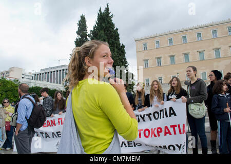 Atene, Grecia, 23 ottobre 2012. Scuole di musica la protesta degli studenti al di fuori del parlamento greco contro la cancellazione del loro trasporto alle scuole. Credito: Nikolas Georgiou / Alamy Live News Foto Stock