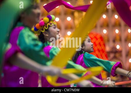 Ottobre 23, 2012 - Hat Yai, Songkhla, Thailandia - ragazze eseguire una danza tradizionale l'ultimo giorno del Festival vegetariano a Wat Ta Ha vinto Vararum, un Cinese Tempio Buddista in Hat Yai. La Vegetarian festival è celebrato in Thai-Chinese europee in tutta la Tailandia. È il buddista tailandese versione di nove Imperatore dei Festival, nove giorni di celebrazione taoista celebrato nel nono mese lunare del calendario cinese. Per nove giorni, coloro che partecipano al festival tutto vestito di bianco e di astenersi dal mangiare carne, pollame, pesce e prodotti caseari. I fornitori e i proprietari Foto Stock