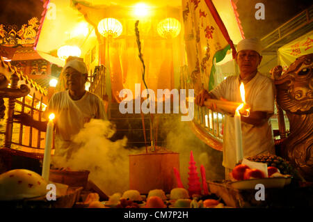 Malaysian di etnia cinese la gente masterizza un bastoncino nell ultimo giorno del nove imperatore dèi festival a Kuala Lumpur, Malesia, fine 23 ottobre 2012. Foto Stock