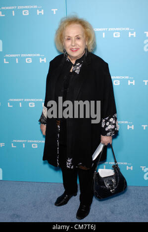 Ottobre 23, 2012 - Hollywood, California, Stati Uniti - Doris Roberts durante la premiere del nuovo film da Paramount Pictures di volo, tenutosi presso il Cinema Arclight, il 23 ottobre 2012 a Los Angeles.(Immagine di credito: © Michael Germana Globo/foto/ZUMAPRESS.com) Foto Stock