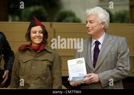 Ottobre 24, 2012 - Madrid, Spagna - autore Ken Follett presenta 'Inverno del mondo' presso l Ambasciata Italiana il 24 ottobre 2012 a Madrid, Spagna. 'Inverno del mondo " è il secondo romanzo di Follett il suo "secolo" trilogia. (Credito Immagine: © Jack Abuin/ZUMAPRESS.com) Foto Stock