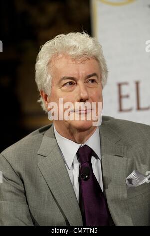 Ottobre 24, 2012 - Madrid, Spagna - autore Ken Follett presenta 'Inverno del mondo' presso l Ambasciata Italiana il 24 ottobre 2012 a Madrid, Spagna. 'Inverno del mondo " è il secondo romanzo di Follett il suo "secolo" trilogia. (Credito Immagine: © Jack Abuin/ZUMAPRESS.com) Foto Stock