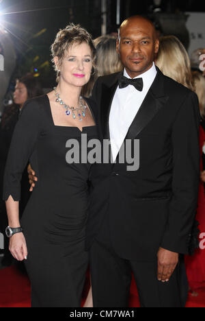 FIONA HAWTHORNE & COLIN SALMON SKYFALL.IL ROYAL PREMIERE MONDIALE Londra Inghilterra REGNO UNITO 23 Ottobre 2012 Foto Stock