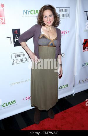 Kathy Najimy presso gli arrivi per una notte di New York Classe Gala, la sala da ballo di Edison, New York, NY Ottobre 23, 2012. Foto di: Andres Otero/Everett Collection Foto Stock