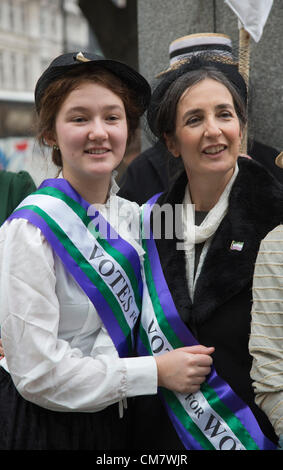 Londra, Inghilterra, Regno Unito. Mercoledì, 24 ottobre 2012. Il leader delle Suffragette Sylvia Pankhurst's nipote, Dr Helen Pankhurst, destra e sua figlia Laura, 17. La "Olympic Suffragettes' che ha suonato in occasione della cerimonia di apertura delle olimpiadi riuniti in piazza del Parlamento per accompagnare le donne a loro lobby MPs per i diritti della donna, al Parlamento. La lobby è stata organizzata da UK Feminista. Credito Foto: Nick Savage/Alamy Live News Foto Stock