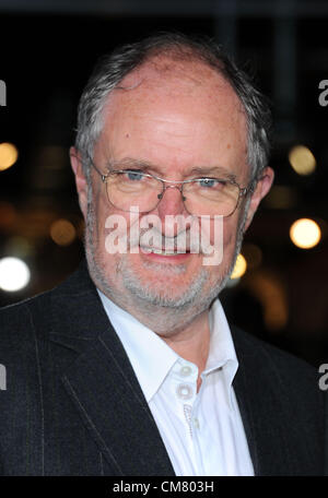 Los Angeles, Stati Uniti d'America. Il 24 ottobre 2012. Jim Broadbent arrivando alla premiere del film di 'Cloud Atlas' a Los Angeles il 24 ottobre 2012 Foto Stock