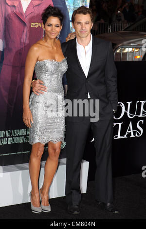 HOLLYWOOD, CA - 24 ottobre: Olivier Martinez e Halle Berry arrivare alla premiere di Warner Bros Foto ' Cloud Atlas' a Grauman's Chinese Theater su ottobre 24, 2012 in Hollywood, la California. Foto Stock