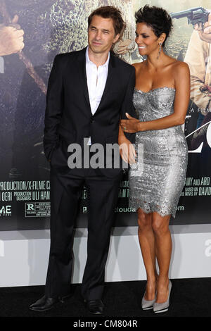 HOLLYWOOD, CA - 24 ottobre: Olivier Martinez e Halle Berry arrivare alla premiere di Warner Bros Foto ' Cloud Atlas' a Grauman's Chinese Theater su ottobre 24, 2012 in Hollywood, la California. Foto Stock