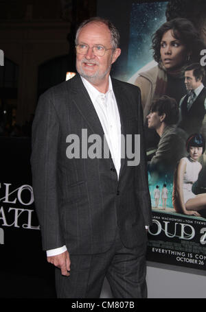 Ottobre 24, 2012 - Hollywood, California, Stati Uniti - Jim Broadbent arriva per la premiere del film 'Cloud Atlas" presso il Teatro Cinese. (Credito Immagine: © Lisa O'Connor/ZUMAPRESS.com) Foto Stock