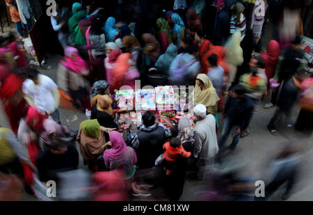 25 ottobre 2012 - un musulmano del Kashmir shop prima della prossima festa musulmana di Eid al-Adha in srinagar,la capitale estiva del Kashmir indiano su 24/10/2012., musulmani in kashmir celebrerà eid il 27 ottobre .Foto/Altaf Zargar/Zuma premere (credito Immagine: © Altaf Zargar/ZUMAPRESS.com) Foto Stock