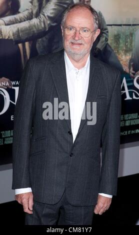 Jim Broadbent presso gli arrivi per il cloud ATLAS Premiere, Grauman's Chinese Theatre di New York, NY Ottobre 24, 2012. Foto di: Emiley Schweich/Everett Collection Foto Stock