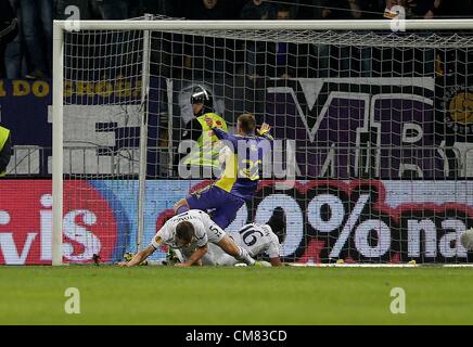 25.10.2012. Marburg, Slovenia. El Maribor versus Tottenham Hotspur. La UEFA Europa League stadi di gruppo. L'immagine mostra come Jan Vertonghen Tottenham viene battuto per la sfera per il raggiungimento di un obiettivo da Robert Beric Maribor mentre Kyle Naughton Tottenham non è in grado di fermare la palla Foto Stock