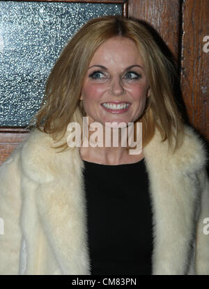 GERI HALLIWELL GERI HALLIWELL ARRIVA PER PRESTAZIONI IN SINGIN' sotto la pioggia per BBC BAMBINI BISOGNOSI POP passa il musical LONDO Foto Stock