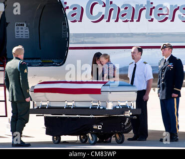 25 ottobre 2012 - Los Alamitos, California, Stati Uniti d'America - CLAUDIA MACPHERSON tiene il suo bimbo figlio BRAYDEN MACPHERSON a scrigno di suo marito caduto durante la missione di eroe cerimonia presso le forze congiunte di formazione di base Army Ranger Sgt. Thomas R. MacPherson, 26, morto il 12 ottobre 2012 durante le operazioni di combattimento a sostegno dell'Operazione Enduring Freedom. MacPherson, un laureato di Los Alamitos High School, è stato ucciso dal fuoco di armi leggere nella provincia di Ghazni in Afghanistan come egli ha portato un assalto contro un nemico posizione. Egli è stato un team leader assegnato alla Società Delta, 2° Battaglione, settantacinquesimo Ranger Foto Stock