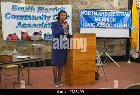 Ottobre 23, 2012 - Merrick, New York, Stati Uniti - Il giudice Valerie Alexander, in esecuzione per la rielezione al tribunale distrettuale, ha parlato al quarto incontro annuale il candidato notte detenute da Merrick associazioni civiche. Dopo ciascun candidato per il Congresso, New York Senato dello Stato, assieme e tribunali ha parlato al pubblico, i membri della Comunità potrebbero porre ulteriori domande nella lobby. Foto Stock