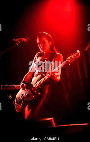 25 ottobre 2012 - Toronto, Ontario, Canada - il bassista di American band alternative rock Smashing Pumpkins NICOLE FIORENTINO esegue presso Air Canada Centre di Toronto (credito Immagine: © Igor Vidyashev/ZUMAPRESS.com) Foto Stock