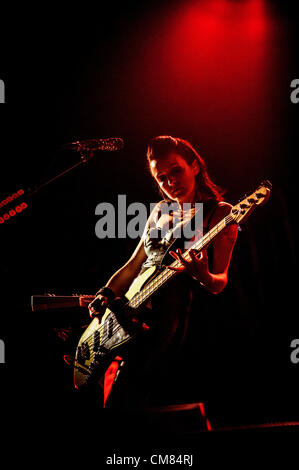 25 ottobre 2012 - Toronto, Ontario, Canada - il bassista di American band alternative rock Smashing Pumpkins NICOLE FIORENTINO esegue presso Air Canada Centre di Toronto (credito Immagine: © Igor Vidyashev/ZUMAPRESS.com) Foto Stock