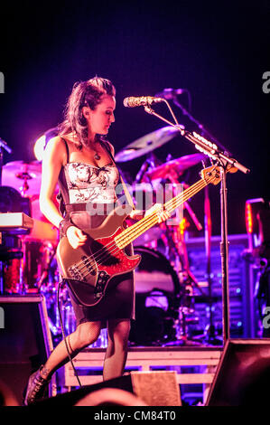 25 ottobre 2012 - Toronto, Ontario, Canada - il bassista di American band alternative rock Smashing Pumpkins NICOLE FIORENTINO esegue presso Air Canada Centre di Toronto (credito Immagine: © Igor Vidyashev/ZUMAPRESS.com) Foto Stock