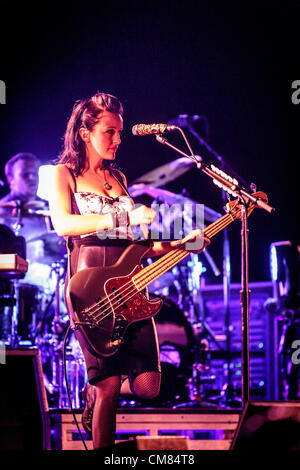 25 ottobre 2012 - Toronto, Ontario, Canada - il bassista di American band alternative rock Smashing Pumpkins NICOLE FIORENTINO esegue presso Air Canada Centre di Toronto (credito Immagine: © Igor Vidyashev/ZUMAPRESS.com) Foto Stock