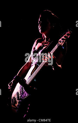 25 ottobre 2012 - Toronto, Ontario, Canada - il bassista di American band alternative rock Smashing Pumpkins NICOLE FIORENTINO esegue presso Air Canada Centre di Toronto (credito Immagine: © Igor Vidyashev/ZUMAPRESS.com) Foto Stock