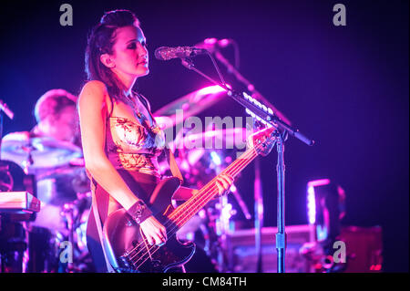 25 ottobre 2012 - Toronto, Ontario, Canada - il bassista di American band alternative rock Smashing Pumpkins NICOLE FIORENTINO esegue presso Air Canada Centre di Toronto (credito Immagine: © Igor Vidyashev/ZUMAPRESS.com) Foto Stock