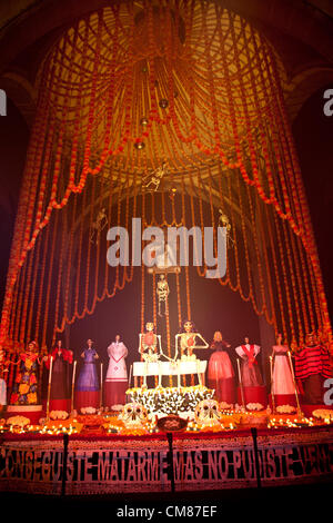 'Desvestidas Y Alborotadoras' Ofrenda - Altare offrendo in Città del Messico DF Foto Stock