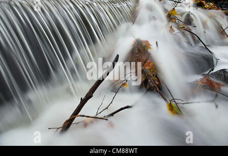 Ottobre 26, 2012 - Roseburg, Oregon, Stati Uniti - acquisite con un lungo esposto, acqua e lascia cadere la cascata su un piccolo uomo sulla cascata Deer Creek in Roseburg. (Credito Immagine: © Robin Loznak/ZUMAPRESS.com) Foto Stock