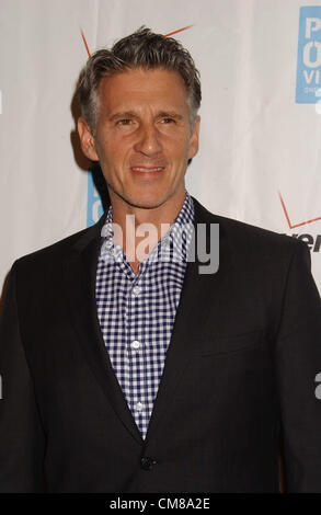 Ottobre 26, 2012 - Hollywood, California, Stati Uniti - Christopher Stanley assiste l'' pace sulla violenza'' evento presso il Beverly Hills Hotel di Beverly Hills ,Ca su ottobre 26,2012. 2012(Immagine di credito: © Phil Roach/Globe foto/ZUMAPRESS.com) Foto Stock